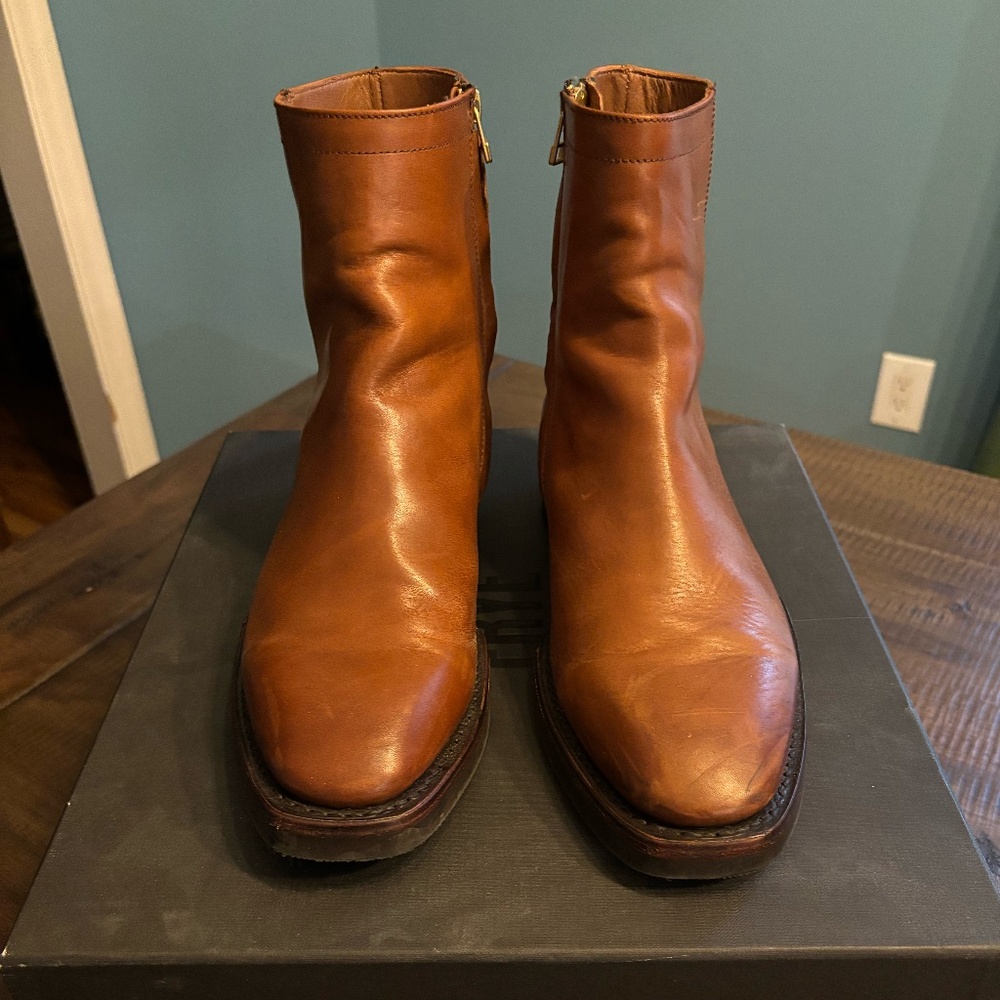 Gorgeous Frye Chelsea boots, size 8